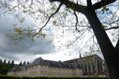 Abbaye de Saint-Père slik det fremstår i dag - opprinnelig oppført rundt år 650 og grunnlagt av en Merovingerdronning. Foto: Dumuids / Wikipedia CC-BY-SA-3.0 Chartres, Abbaye de Saint-Père, Vielle Ville, Cathedrale Notre Dame de Chartres, Eure, Eure et Loire, Unescos liste over Verdensarven, Vest-Frankrike, Frankrike
