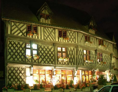 Dette vakre gamle 1400-tallshuset fortjener å vises - i dag holder for øvrig byens turistinformasjon til her. Foto: GIRAUD Patrick / Wikipedia CC-BY-SA-3.0 Chartres, Vielle Ville, Cathedrale Notre dame de Chartres, Eure, Eure et Loire, Unescos liste over Verdensarven, Vest-Frankrike, Frankrike