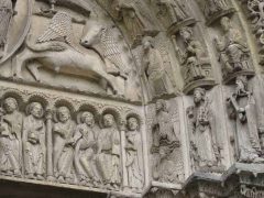 Figurene er mange, detaljene likeså. Det må ha tatt år å hugge ut alt dette - her fra midtportalens tympanon. Foto: Urban / Wikipedia Public Domain Chartres, Vielle Ville, Cathedrale Notre Dame de Chartres, Eure, Eure et Loire, Unescos liste over Verdensarven, Vest-Frankrike, Frankrike