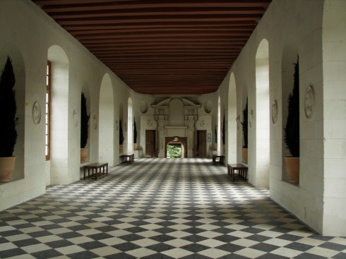 Den vakre ballsalen i Château Chenonceau strekker seg over elven Cher, og ser ut som den gjorde for 500 år siden. Château Chenonceau, Loiredalen, Loire, Vest-Frankrike, Frankrike