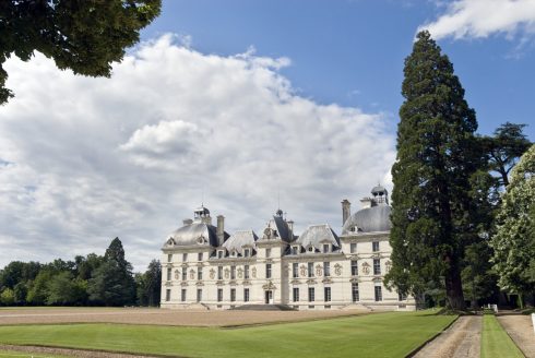 Château de Cour-Cherverny fra 1634 er kledd med tapeter av dekorerte hjorteskinn innvendig. I parken arrangeres det konserter om sommeren. Château de Cour-Cherverny, Loiredalen, Loire, Vest-Frankrike, Frankrike