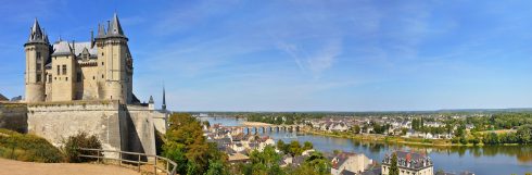 Byen Saumur har et eget slott, Château de Saumur fra rundt år 1370, og en nydelig beliggenhet over elven Loire. Se også hovedfoto i toppen Saumur, Loiredalen, Loire, Vest-Frankrike, Frankrike