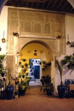 Du kan se maurisk og jødisk påvirkning mange steder i gamlebyen, noen ganger sammensmeltet i mudéjar-stil. Her en portal inn til patioen til Casa de la Campanas. Foto: © TurismoCordoba ESP Cordoba, katedral-moskéen La Mezquita, Alcazae Reyes Cristianos, Guadalquivir, Al-Zahra, Unescos liste over Verdensarven, historisk bydel, gamleby, Andalucia, Spania