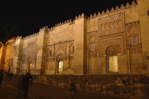La Mesquita i kveldslyset - legg merke til de flotte dekor-relieffene. Foto: © TurismoCordoba ESP Cordoba, katedral-moskéen La Mezquita, Alcazae Reyes Cristianos, Guadalquivir, Al-Zahra, Unescos liste over Verdensarven, historisk bydel, gamleby, Andalucia, Spania