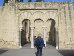 Madinat Al-Zahra - palassets mer enn 1000 år gamle arabiske hesteskobuer står fortsatt. Foto: Ole Vonk Madinat Al-Zahra, Cordoba, katedral-moskéen La Mezquita, Guadalquivir, Unescos liste over Verdensarven, historisk bydel, gamleby, Andalucia, Spania
