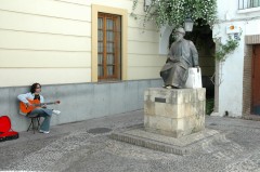 Skulpturen av den skriftlærde jøden Moses Maimonides står for Sefardenes hus, som ligger rygg-mot-rygg med Synagogen. Foto: © TurismoCordoba ESP Cordoba, katedral-moskéen La Mezquita, Alcazae Reyes Cristianos, Guadalquivir, Al-Zahra, Unescos liste over Verdensarven, historisk bydel, gamleby, Andalucia, Spania