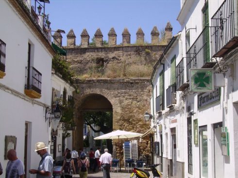 Fra det spennende jødekvarteret som starter på innsiden av Puerta de Almodovar. Foto: Américo Toledano / Wikipedia Cordoba, Puerta de Almodovar, katedral-moskéen La Mezquita, Alcazae Reyes Cristianos, Guadalquivir, Al-Zahra, Unescos liste over Verdensarven, historisk bydel, gamleby, Andalucia, Spania