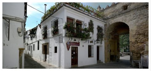 Rett innenfor Puerta de Almodóvar finner du Casa el Malacara-Cordoba. Foto: Jose.Madrid / Wikipedia Cordoba, jødekvarteret, katedral-moskéen La Mezquita, Alcazae Reyes Cristianos, Guadalquivir, Al-Zahra, Unescos liste over Verdensarven, historisk bydel, gamleby, Andalucia, Spania