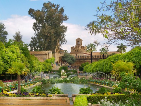 Alcázar de los Reyes Cristianos er opprinnelig et arabisk palass, utformet som en oase med rennende vann og praktfulle hager. Alcázar de los Reyes Cristianos, Cordoba, katedral-moskéen La Mezquita, Guadalquivir, Unescos liste over Verdensarven, historisk bydel, gamleby, Andalucia, Spania