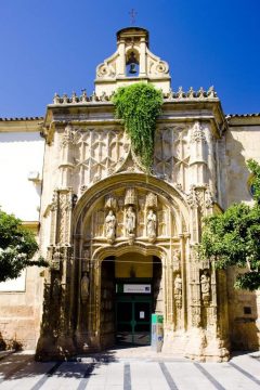 Fra en av portalene til Cordobas Alcázar de los Reyes Cristianos, der turistkontoret holder til Alcázar de los Reyes Cristianos, Cordoba, katedral-moskéen La Mezquita, Guadalquivir, Unescos liste over Verdensarven, historisk bydel, gamleby, Andalucia, Spania