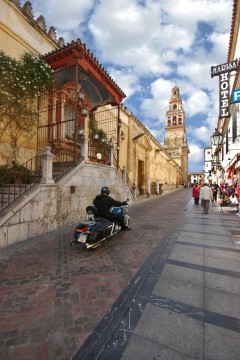 Gammelt møter classic i Calle Cardenal Herrero ved moské-katedralen La Mesquita. Foto: © TurismoCordoba ESP Cordoba, katedral-moskéen La Mezquita, Alcazae Reyes Cristianos, Guadalquivir, Al-Zahra, Unescos liste over Verdensarven, historisk bydel, gamleby, Andalucia, Spania