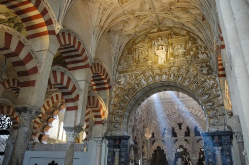 Mesquita er en unik miks av kristen og islamsk arkitektur. Se nøye på portalen - arabisk bue dekorert med kristne geistelige. Foto: © TurismoCordoba ESP Cordoba, katedral-moskéen La Mezquita, Guadalquivir, Al-Zahra, Unescos liste over Verdensarven, historisk bydel, gamleby, Andalucia, Spania