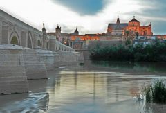 Cordobas Mesquita sett fra et av fundamentene til broen fra romertid. Foto: © TurismoCordoba ESP Cordoba, katedral-moskéen La Mezquita, Guadalquivir, Al-Zahra, Unescos liste over Verdensarven, historisk bydel, gamleby, Andalucia, Spania
