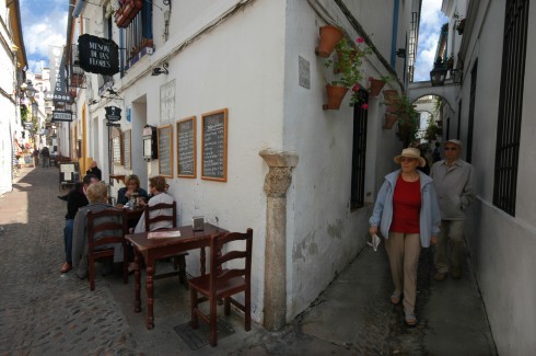 Cordoba har en typisk andalusisk gamleby med smale smug mellom hvitkalkede hus. Legg merke til søylen på hjørnet av huset - kanskje fra romertiden. Foto: © TurismoCordoba ESP Cordoba, katedral-moskéen La Mezquita, Alcazae Reyes Cristianos, Guadalquivir, Al-Zahra, Unescos liste over Verdensarven, historisk bydel, gamleby, Andalucia, Spania