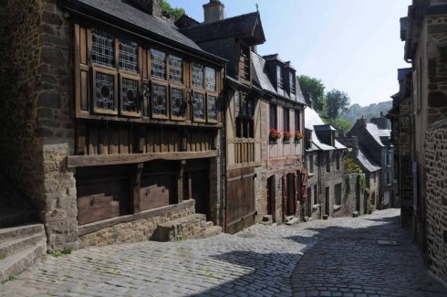 Rue du Jerzual leder ned til havnen i Dinan, hvor man i middelalderen skipet ut store mengder tekstiler Dinan, historisk, gamleby, middelalder, Bretagne, Vest-Frankrike, Frankrike