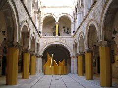 Fra krigsmuseet, som dokumeterer krigen i 1991-1992, da byen ble beskutt fra fjellene innenfor - kun for å ødelegge. Foto: © reisdit.no Dubrovnik, gamlebyen, Unescos liste over Verdensarven, historisk bysenter, Ragusa, middelalder, renessanse, Adriaterhavet, Istria, Kroatia