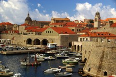 Bygningen til venstre var Dubrovniks våpenarsenal for noe hundre år siden - i dag er det restaurant her Dubrovnik, gamlebyen, Unescos liste over Verdensarven, historisk bysenter, Ragusa, middelalder, renessanse, Adriaterhavet, Istria, Kroatia