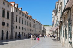 Hovedgaten i Dubrovniks gamleby er preget av bebyggelse i renessansestil fra 1400- og 1500-tallet Dubrovnik, gamlebyen, Unescos liste over Verdensarven, historisk bysenter, Ragusa, middelalder, renessanse, Adriaterhavet, Istria, Kroatia