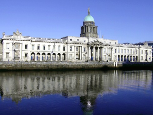 The Custom House fra sent 1700-tall huser i dag Irlands kultur - og miljødepartement og Dublins bystyre. The Custom House, Dublin, Irland, Storbritannia