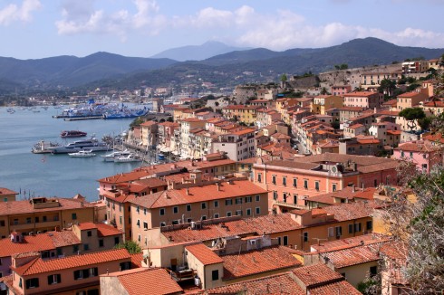 Havnen i Portoferraio på Elba har fergeanløp fra Piombino på fastlandet hver halve time om sommeren Portoferraio, Elba, Toscana, Midt-Italia, Italia