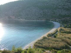 Ved Elintha er den en fin badestrand. Bukten ble visstnok brukt som havn under romertiden, og det skal ligge et romersk skipsvrak på bunnen her. Foto: © reisdit.no Chios, Neá Moní, mastik, middelalder, Unescos liste over Verdensarven, Hellas
