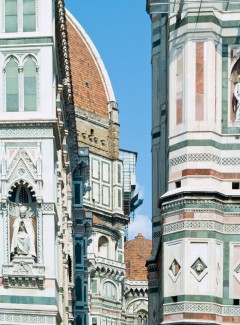 Firenze - duomo og Giottos campanile til høyre, begge i flerfarget marmor, krevde sitt av håndverkerne. Foto: © reisdit.no Duomo, campanile, Firenze, renessanse, middelalder, Unescos liste over Verdensarven, historisk bydel, gamleby, Toscana, Midt-Italia, Italia