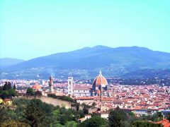 Firenzes historiske sentrum sett fra åssiden hvor kirken San Miniato al Monte, påbegynt år 1018, ligger. Foto: © reisdit.no Firenze, renessanse, middelalder, Unescos liste over Verdensarven, historisk bydel, gamleby, Toscana, Midt-Italia, Italia