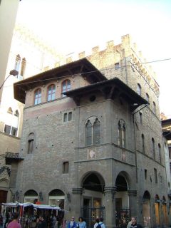 Et cirka 800 år gammelt palazzo i Firenzes historiske senter - det finnes flere titall av dem. Ha øynene med deg når du rusler rundt her! Foto: © reisdit.no Firenze, renessanse, middelalder, Unescos liste over Verdensarven, historisk bydel, gamleby, Toscana, Midt-Italia, Italia