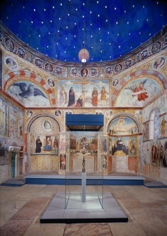 Eksempel på kunst fra Langobardisk periode - kapellet Santa Maria in Solario i Museo Santa Guilia i Brescia. Kong Desideros kors står midt i rommet. Foto: Musei di Brescia Firenze, renessanse, middelalder, Unescos liste over Verdensarven, historisk bydel, gamleby, Toscana, Midt-Italia, Italia