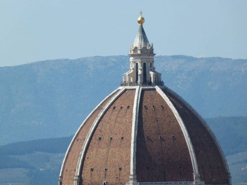 Når du ser størrelsen på menneskene under kuppelens lanterne, så forstår man bedre hvilken prestasjon det var å bygge dette på 1400-tallet. Foto: © www.hiddenitaly.com Firenze, renessanse, middelalder, Unescos liste over Verdensarven, historisk bydel, gamleby, Toscana, Midt-Italia, Italia