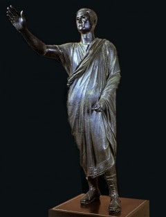 Museo Archeologico: Taleren, aristokraten Aulus Metullus, etruskisk bronsestatue fra ca 90 f. Kr. funnet i Trasimenosjøen i år 1556. Foto: © www.hiddenitaly.com Firenze, renessanse, middelalder, Unescos liste over Verdensarven, historisk bydel, gamleby, Toscana, Midt-Italia, Italia
