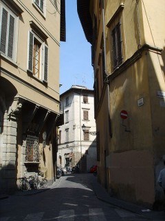 Fra Via Torta, en av gatene som går i bue rundt romertidens forlengst revne amfiteater. Rett ved finner du middelalderkirken Santa Croce. Foto: Sailko / Wikipedia CC-BY-SA 3.0 Firenze, renessanse, middelalder, Unescos liste over Verdensarven, historisk bydel, gamleby, Toscana, Midt-Italia, Italia