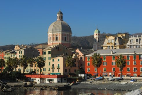 Fra Pegli, seks kilometer vest for sentrum - en gang en eksklusiv badeby, i dag en rolig forstad med flere gode museer. Genova, Unescos liste over Verdensarven, middelalder, gotikken, renessanse-arkitektur, Liguria, Nord-Italia, Italia