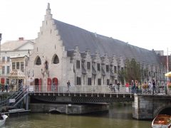 Middelalderens slakterhus, Grotvleeshuis (storkjøtthuset) ligger rett ved kanalen i Ghents historiske bysenter. Foto: © reisdit.no Grotvleeshuis, Ghent, kanaler, St Baafs Plas, historisk, Unescos liste over Verdensarven, øl, bryggerier, gourmet, gamleby, gotikken, renessansen, barokken, Flandern, Belgia