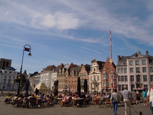 Ghents meget store og velholdte gamleby er spesielt flott fordi den er så levende - her er det ikke turismen som dominerer, men byens innbyggere. Foto: © reisdit.no Ghent, kanaler, St Baafs Plas, historisk, Unescos liste over Verdensarven, øl, bryggerier, gourmet, gamleby, gotikken, renessansen, barokken, Flandern, Belgia