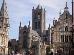 Sint Michelskerk i Ghents historiske bysenter er omgitt av storartet arkitektur. Foto: © reisdit.no Sint Michelskerk, Ghent, kanaler, St Baafs Plas, historisk, Unescos liste over Verdensarven, øl, bryggerier, gourmet, gamleby, gotikken, renessansen, barokken, Flandern, Belgia