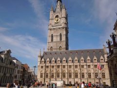 Ghents rådhus på St Baafs Place med det enorme Belfry - prestisjetårnet som signaliserte rikdom og makt. Foto: © reisdit.no Ghent, kanaler, St Baafs Plas, historisk, Unescos liste over Verdensarven, øl, bryggerier, gourmet, gamleby, gotikken, renessansen, barokken, Flandern, Belgia