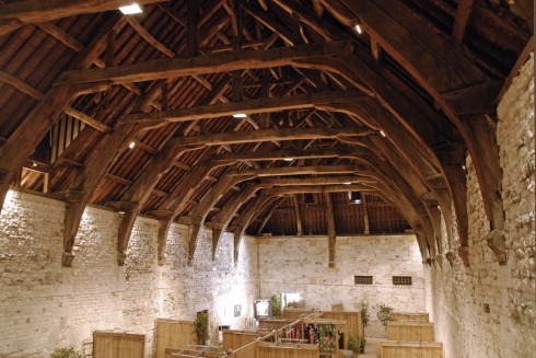 Honfleurs gamle greniers-a-sel - saltlagerhus - fra 1600-tallet er i dag i bruk til kunstutstillinger. Foto: © OT Honfleur Honfleur, greniers-a-sel, Église Saint-Étienne, Vieux Bassin, impresjonistene, Hundreårskrigen, Normandie, Calvados, Vest-Frankrike