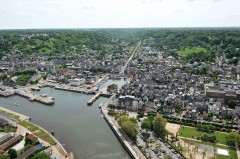 Honfleur har en ganske omfattende historisk bebyggelse rundt havnebassenget. Foto: © OT Honfleur Honfleur, impresjonistene, Hundreårskrigen, Normandie, Calvados, Vest-Frankrike