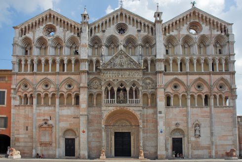 Deler av fasaden til Ferraras romansk-gotiske Duomo ble hugget av Niccolo, også kjent for fasaden på Parmas Duomo Ferrara, Emilia-Romagna, Nord-Italia, Italia