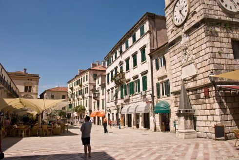 Klokketårnet i Kotor står i den bilfrie hovedgaten - her finnes flere renessansepalasser som nærmeste naboer Kotor, middelalder, gotikken, renessanse, Unescos liste over Verdensarven, Montengros Middelhavskyst, Montenegro