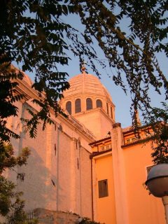 St Jacobs katedral med kuppelen på det vesle tverrskipet, som skimtes over nabohuset. Foto: © reisdit.no St Jacobs katedral, Sibenik, Adriaterhavet, gamlebyen, historisk bysenter, Unescos liste over Verdensarven, middelalder, renessanse, Zadarkysten og øyene, Kroatia