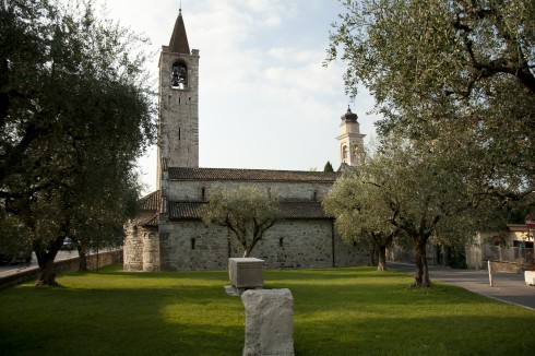 Bardolinos San Severo fra 900-1000-tallet ligger ved gamleveien øst for sjøen, og har vakre fresker innvendig fra 1300-tallets Giotto-skole San Severo, Bardolino, Gardasjøen, Lago di Garda, Lombardia, Trentino, Nord-Italia, Italia