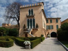 Denne vakre herskapsvillaen fra venetiansk tid på 1400-tallet, ligger rett ved havnen i Bardolino Bardolino, Gardasjøen, Lago di Garda, Lombardia, Trentino, Nord-Italia, Italia