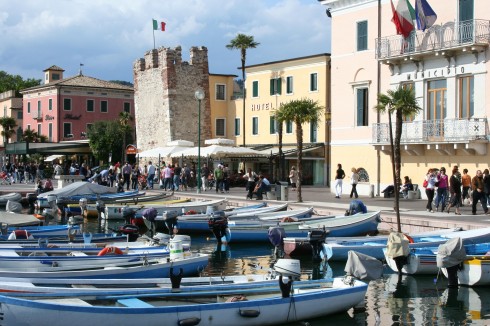 Bardolino har et livlig havneområde, med et tårn fra middelalderen, som en gang var en del av bymurene rundt hele byens historiske sentrum. Bardolino, Gardasjøen, Lago di Garda, Lombardia, Trentino, Nord-Italia, Italia