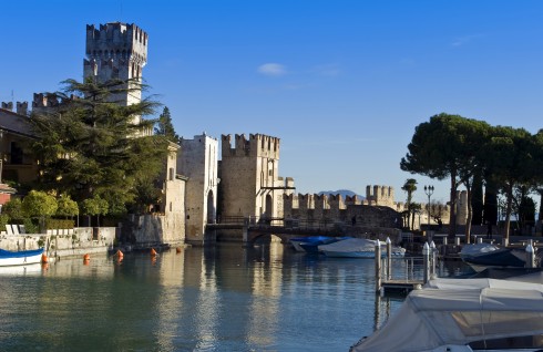 Sirmione ser ut som om byen er klippet rett ut av middelalderen - hvilket jo i stor grad er helt korrekt. Sirmione, Gardasjøen, Lago di Garda, Lombardia, Trentino, Nord-Italia, Italia