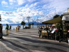 Havneområdet i vakre Lazise er meget livlig på kveldstid, når feriefolket og byens fastboende kommer for å treffes og spise og kose seg sammen. Lazise, Gardasjøen, Lago di Garda, Lombardia, Trentino, Nord-Italia, Italia