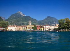 Riva del Garda - langs havneområdet ligger serveringsstedene vegg i vegg, med en nydelig utsikt sørover Gardasjøen Riva del Garda, Gardasjøen, Lago di Garda, Lombardia, Trentino, Nord-Italia, Italia