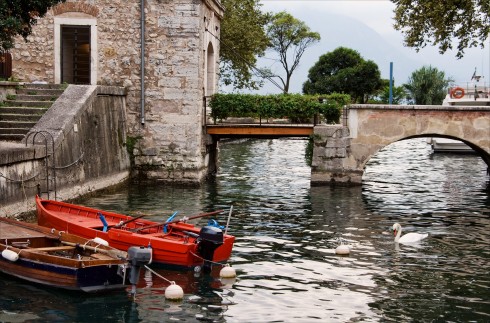 Den vesle broen over vanngraven til festningen Rocca fra 1124, som ligger i havneområdet i Riva del Garda. Rocca, Riva del Garda, Gardasjøen, Lago di Garda, Lombardia, Trentino, Nord-Italia, Italia