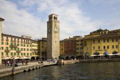 Det flotte havneområdet i Riva del Garda er dominert av det 34 meter høye Torre Apponale fra år 1200 Riva del Garda, Gardasjøen, Lago di Garda, Lombardia, Trentino, Nord-Italia, Italia